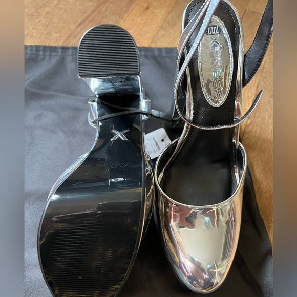 EXPRESS Metallic Rounded Toe
Platform Pumps - Picture 6 of 11